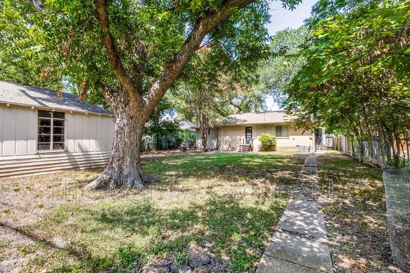 Dallas House: 10312 Sylvia Dr.