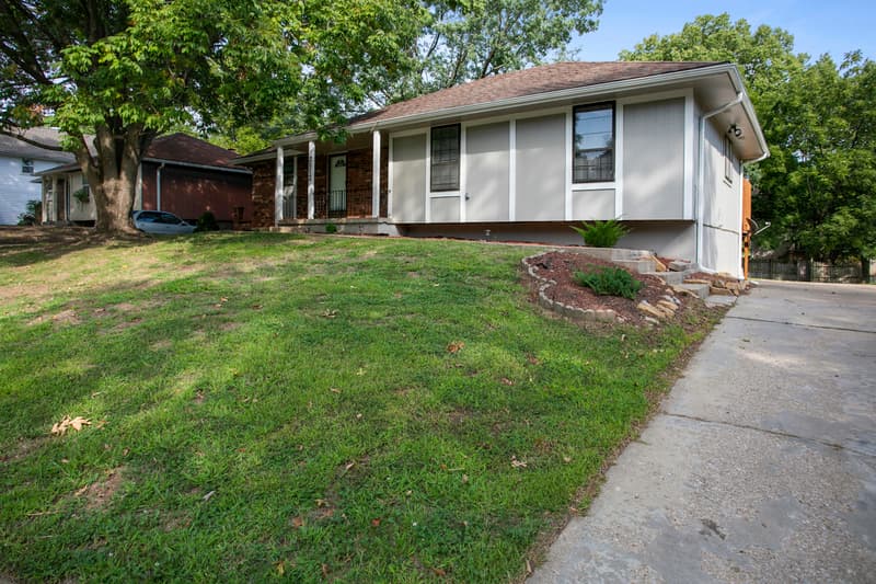 Lee's Summit House: 3513 NE Stanton St