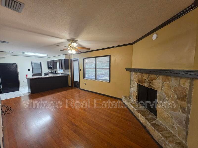Lakeland House: 1028 Wildwood W