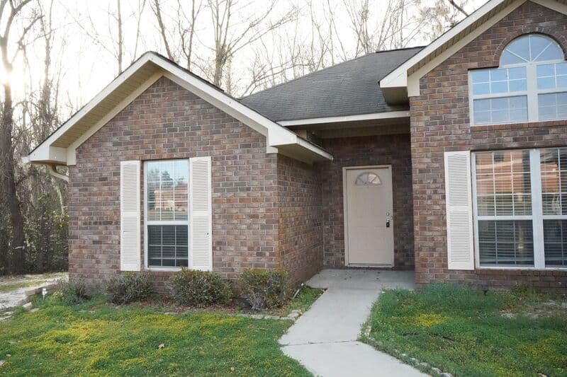Midway House: 438 Edgewater Dr
