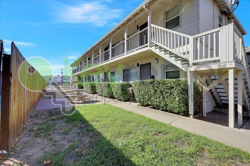 Sacramento House: 691 El Camino Ave.