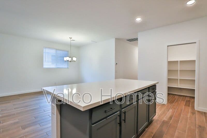 Waddell House: 16886 W Diana Avenue
