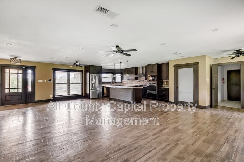 San Marcos House: 112 W Mimosa Cir