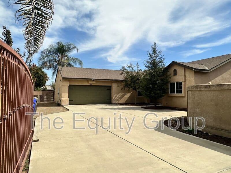 Farmersville House: 421 W. Trinta St