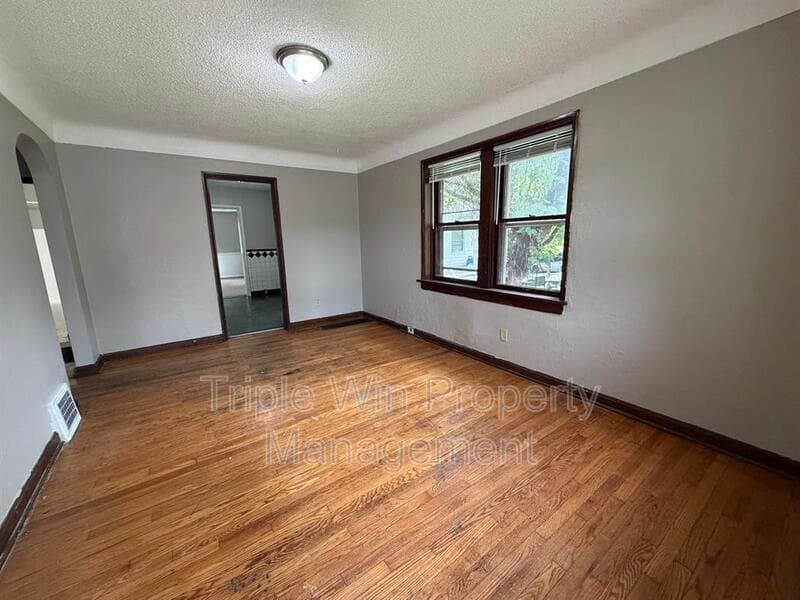 Saint Louis House: 8126 Albin Ave