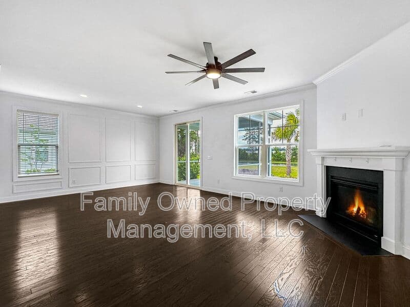 Summerville House: 128 Whaler Ave