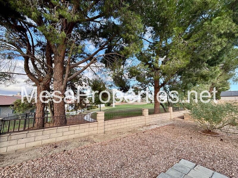 Victorville House: 13520 Oakmont Dr