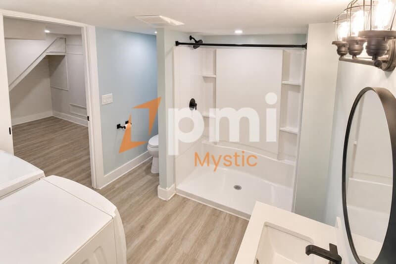 Mystic House: 90 Nantucket Dr