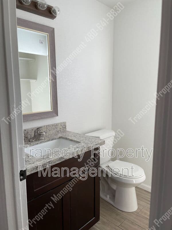 Mesa House: 630 E Jensen St