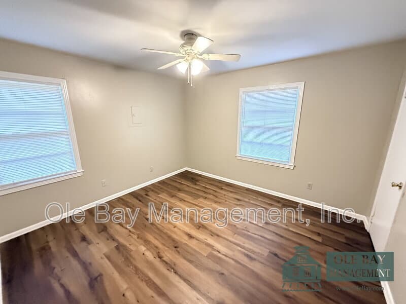 Mobile House: 119 Barbara Mitchell Dr E