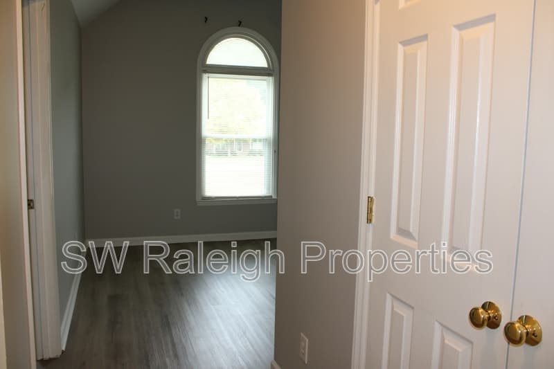 Fuquay-Varina House: 1400 Squire Ridge Drive