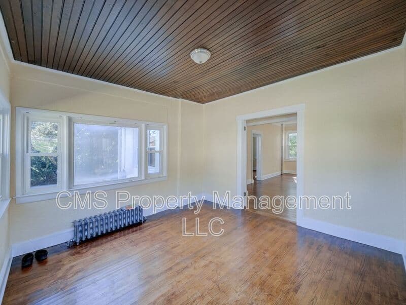 West Orange House: 14 Winding Way