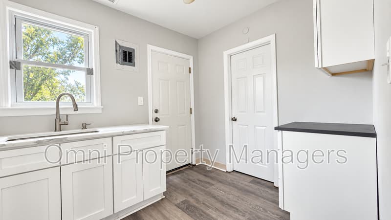 warren House: 8030 Chalmers Ave