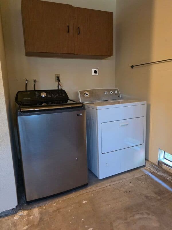 Irvine House: 25 Lucero West