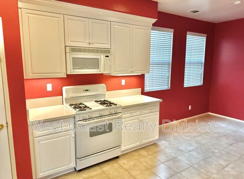 Lake Elsinore House: 18468 Hillview Lane