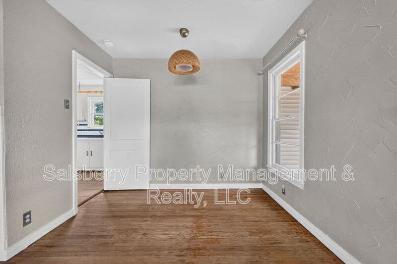River Oaks House: 4833 Black Oak Lane