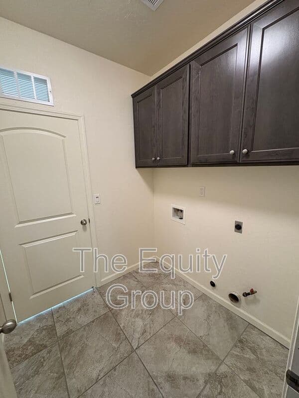 Visalia House: 3208 North Rova Ct