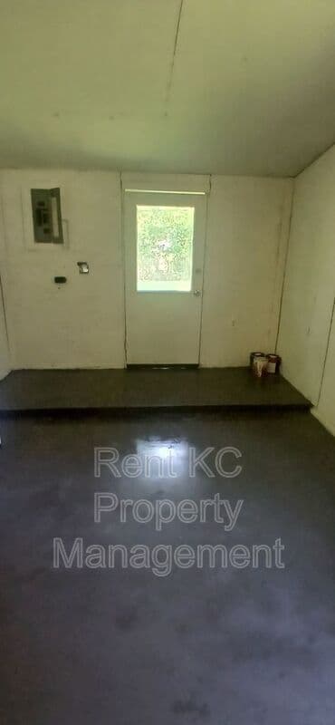 Independence House: 412 N Cochise Dr
