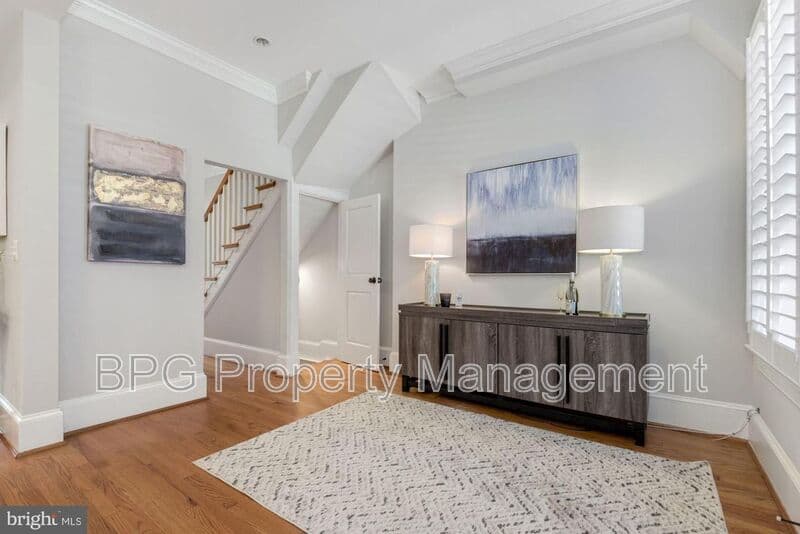 Washington House: 431 Manor PL NW