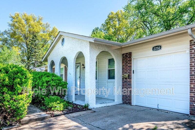 Florissant House: 2250 Spoonwood Ln