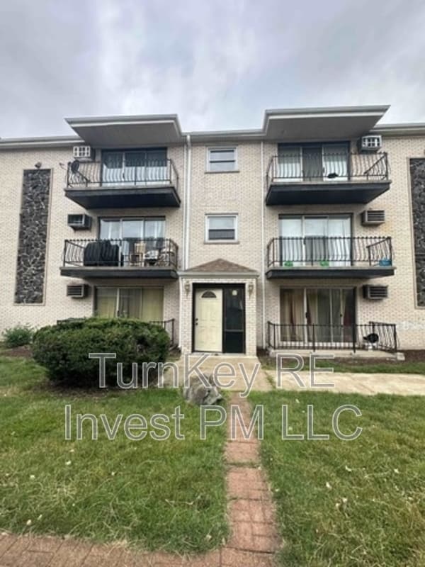 Calumet City Condo: 1685 Harbor Avenue - 1N