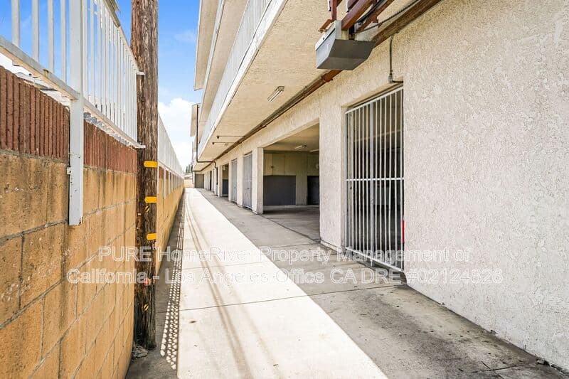 Hawthorne Condo: 13707 Yukon Ave