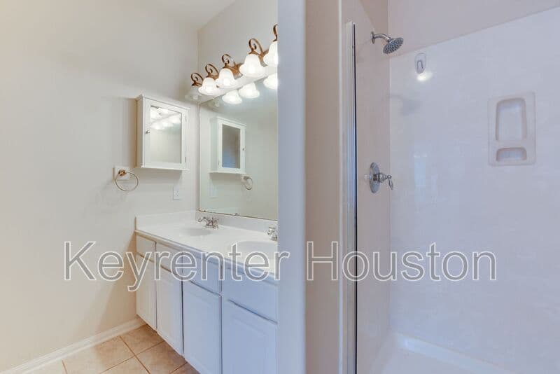 Houston House: 16014 Hidden Crest