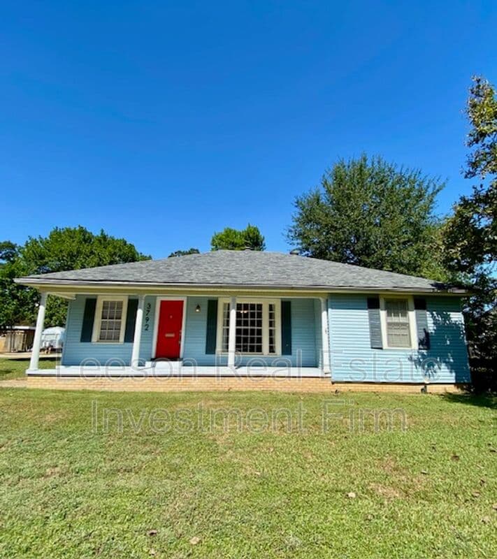 Shreveport House: 3792 Greenway Pl.