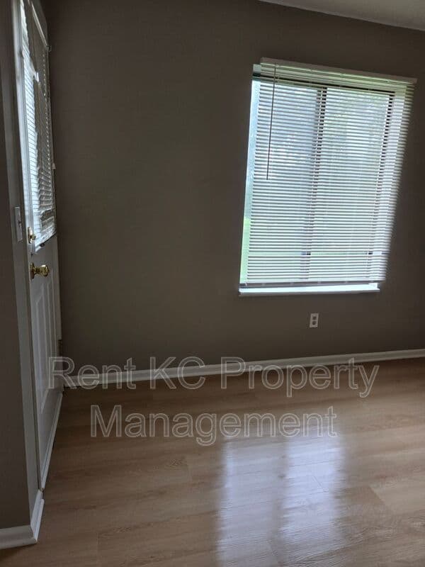 Smithville Condo: 208 W. Main Street