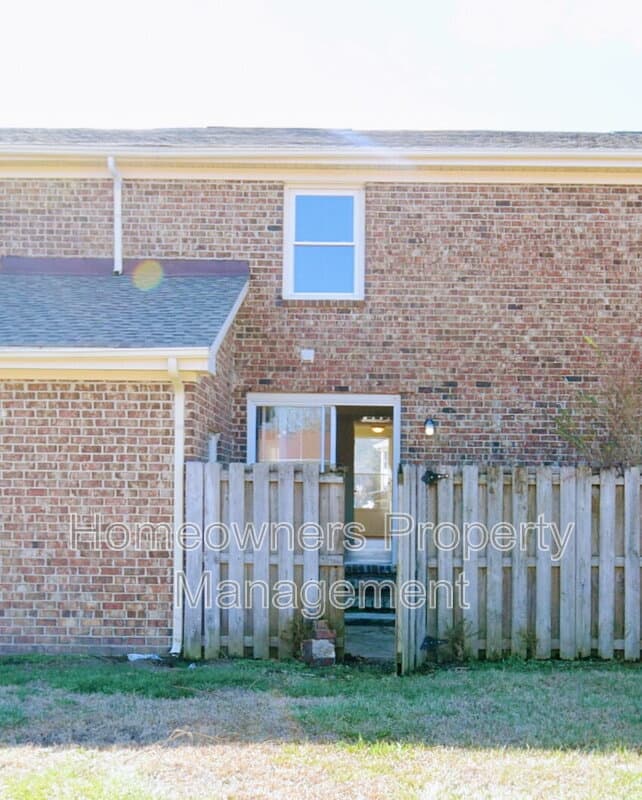 Fayetteville House: 421 Kirkcaldy Ct