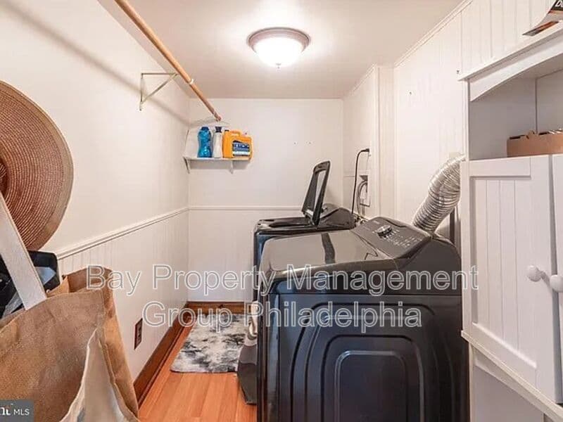 New Hope House: 1596 River Rd