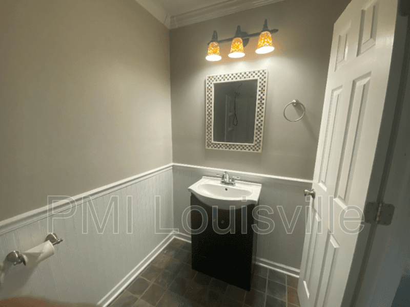 Crestwood House: 1015 W Moody Ln MK
