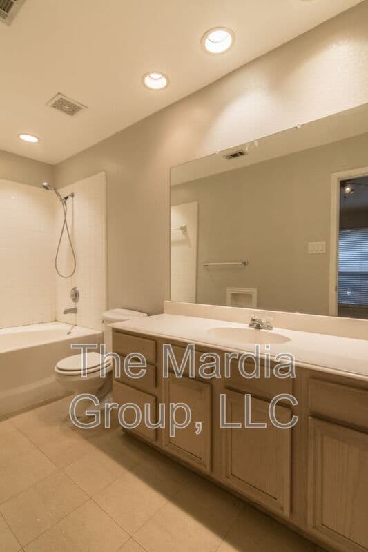 Garland House: 3904 Brandon Park Dr