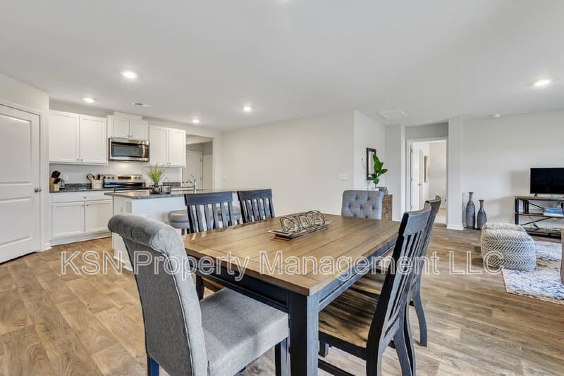 Bloomingdale House: 224 Skylark Rd
