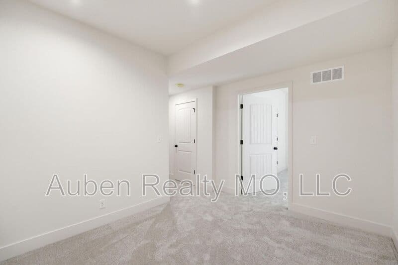 Lee's Summit Condo: 216 NW Orchard Ln