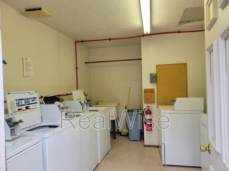 Grants Pass Condo: 832 NE D St