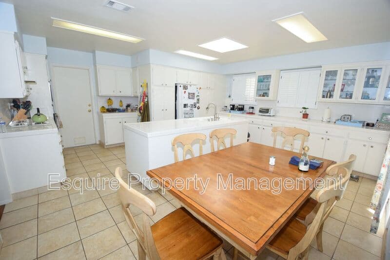 CAMARILLO House: 2474 PARKWAY DR