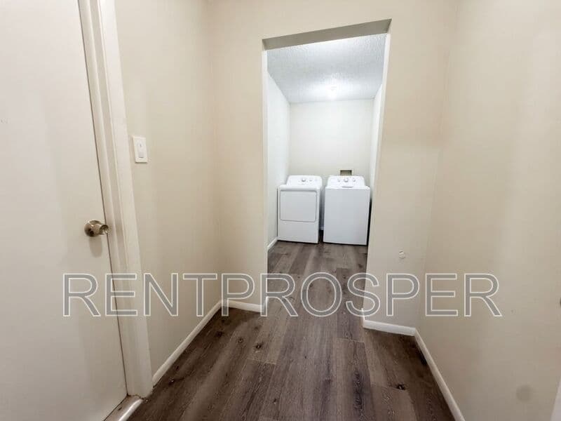 Orlando House: 113 S. Deerwood Ave