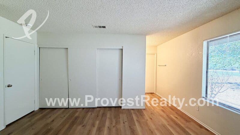 Victorville House: 13269 Llano Rd