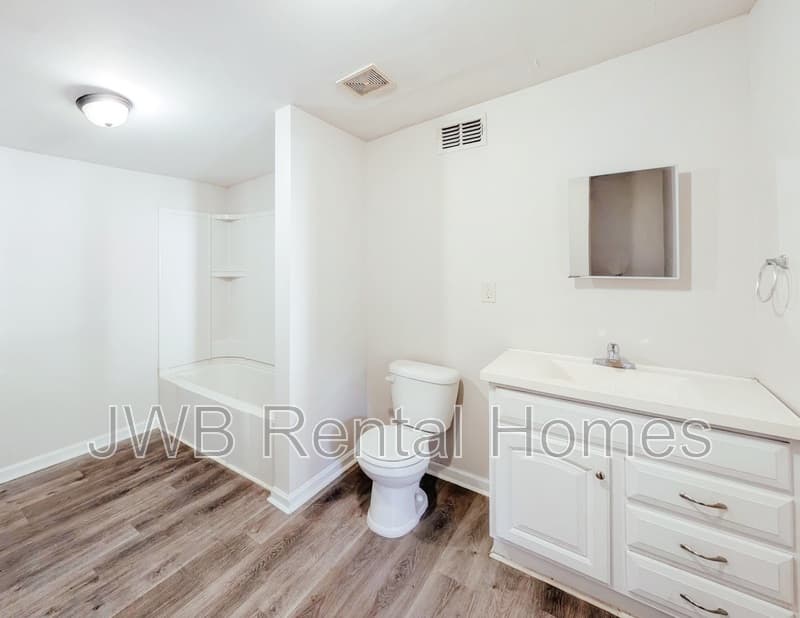 Jacksonville House: 768 Gardenia Ln