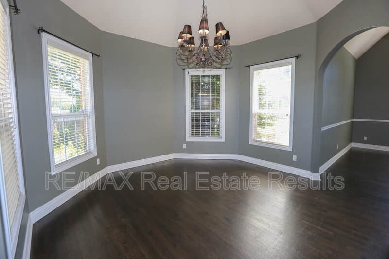 Rogers House: 5300 S 44th Pl