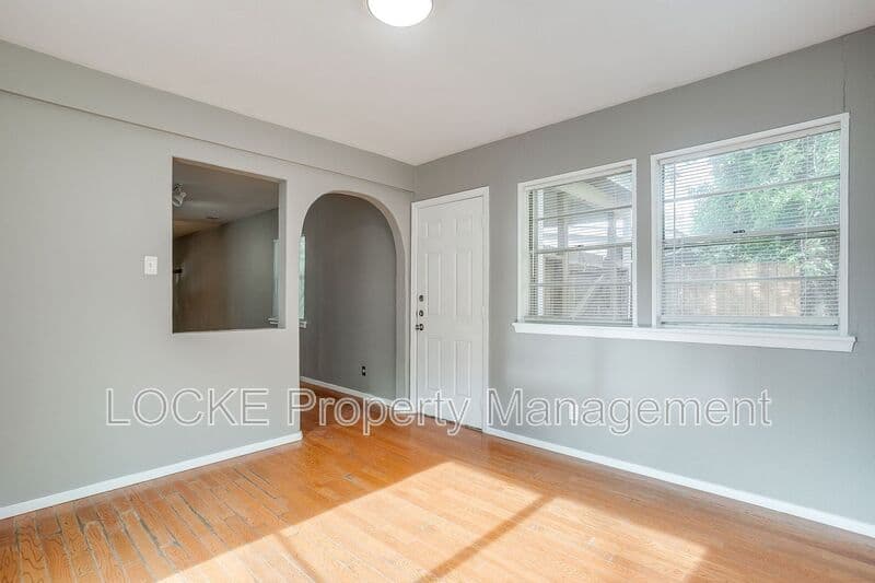 Fort Worth House: 3808 Bryce Ave