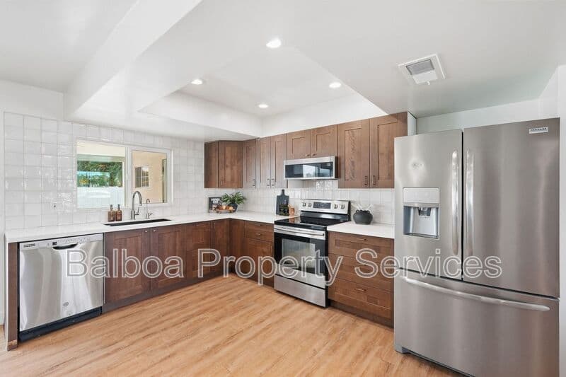 Gilbert House: 1 N Cottonwood Dr