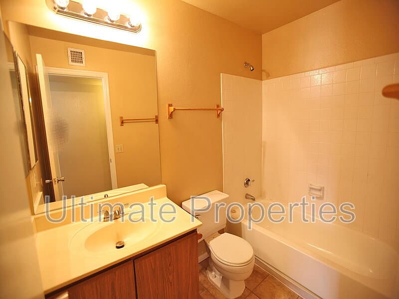 Peoria House: 8832 W Saint John Rd