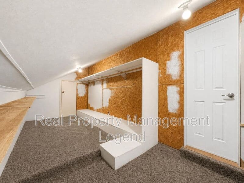 Benbrook House: 70 Legend Road