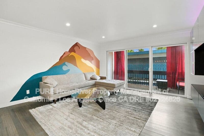 Redondo Beach House: 800 Camino Real