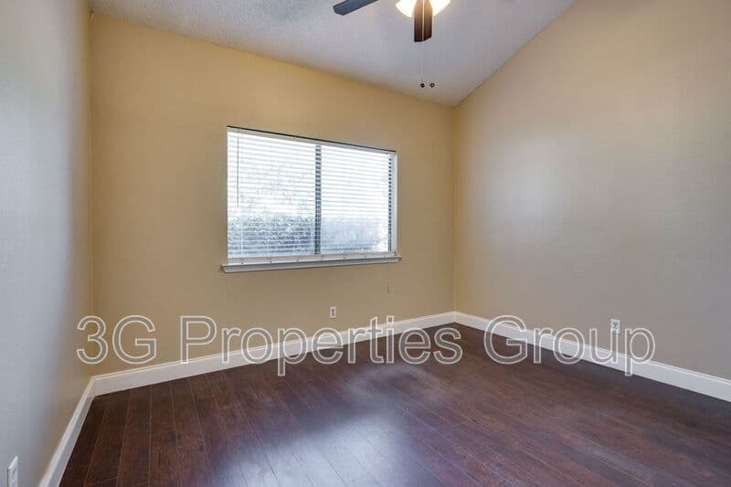 Lewisville House: 613 Hunters Glen St