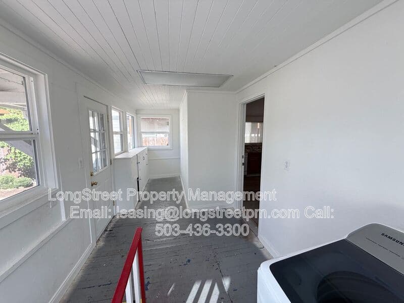 Keizer House: 431 Chemawa Rd N