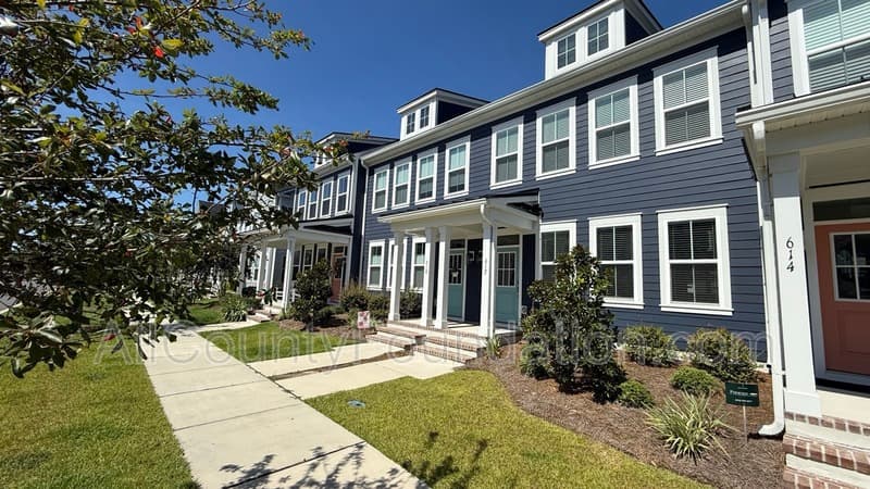 Summerville House: 612 Southview Lane