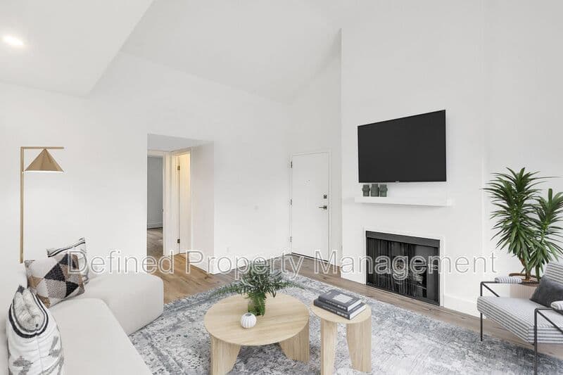 Los Angeles Condo: 1325 N Poinsettia